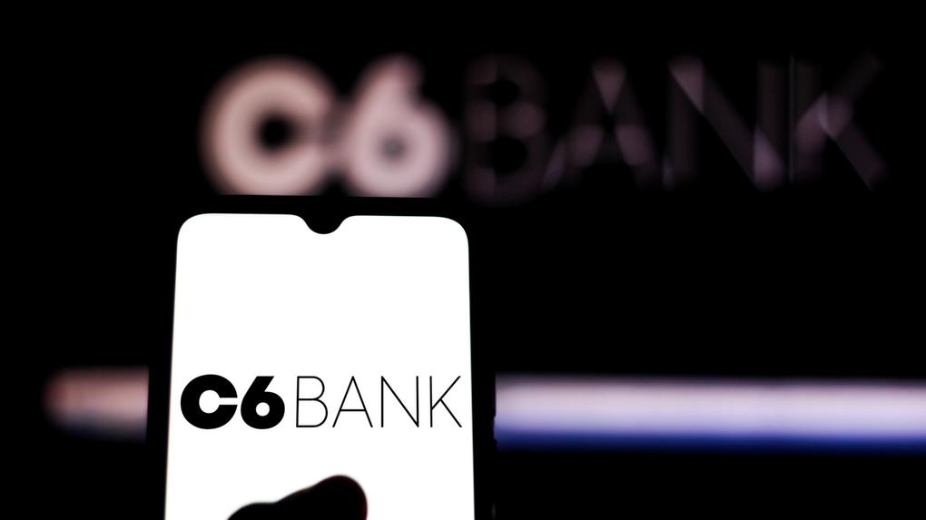 Nesta ilustração fotográfica, o logotipo do C6 Bank é exibido em um smartphone