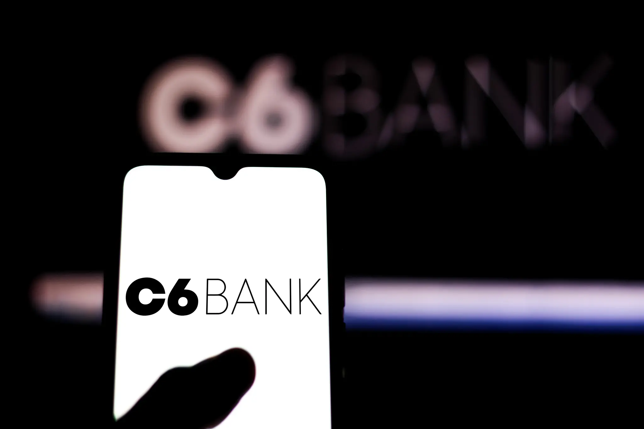Nesta ilustração fotográfica, o logotipo do C6 Bank é exibido em um smartphone