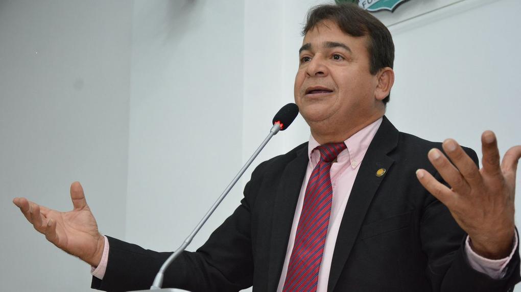 O vereador Ronivaldo Maia na tribuna da Câmara Municipal de Fortaleza.
