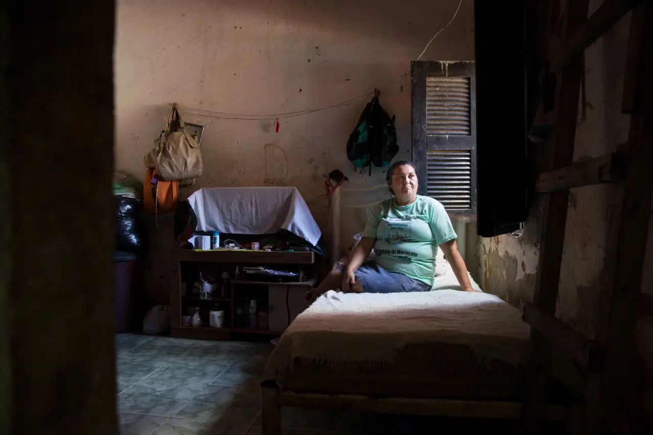 Personagem sentada e pensativa