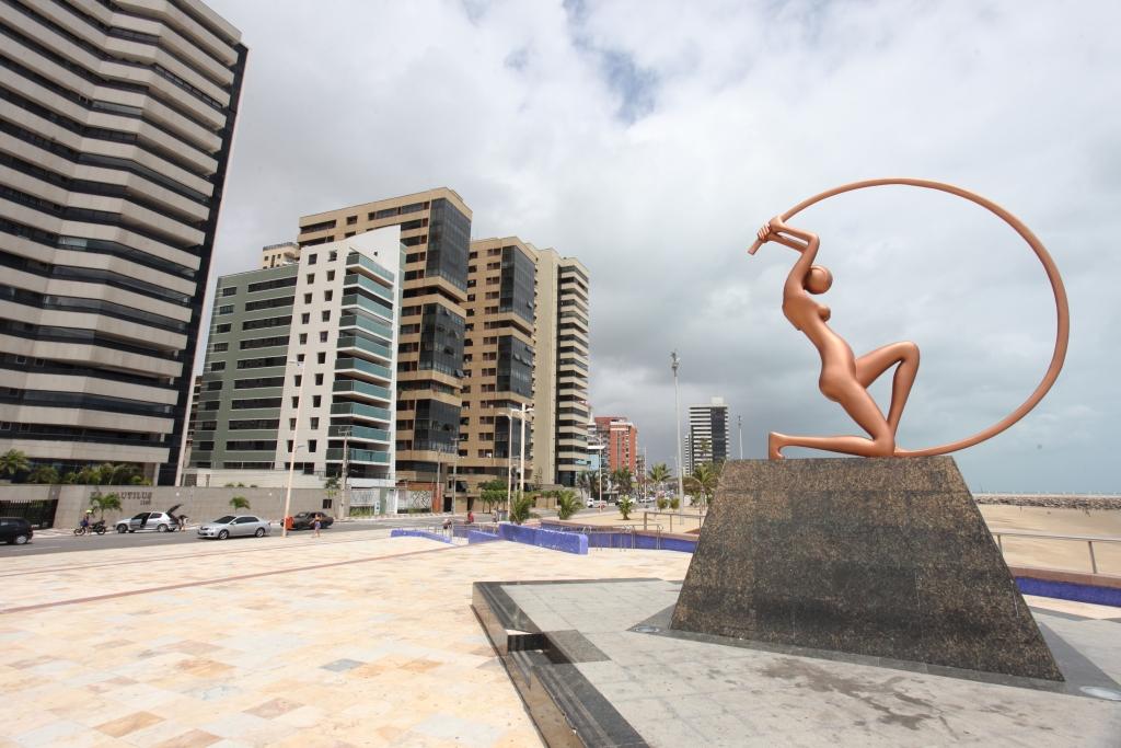 A estátua Iracema Guardiã foi inaugurada em 1996, em comemoração aos 25 anos do bairro Praia de Iracema.