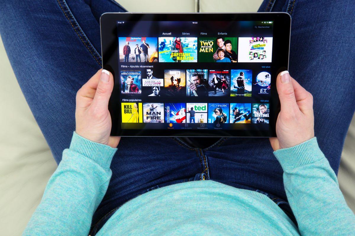 criança segurando tablet aberto no aplicativo amazon prime video