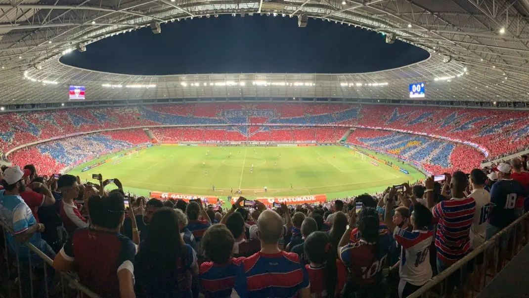 Imagem aberta da torcida do Fortaleza na Arena Castelão
