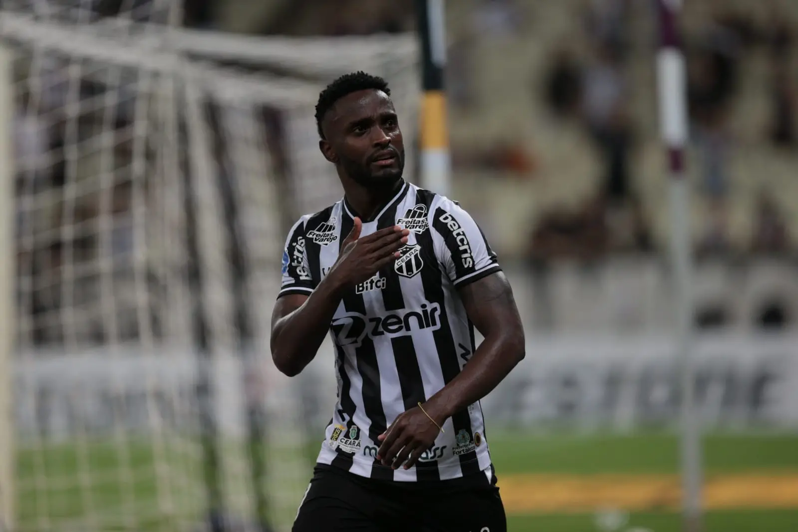 Mendoza comemora gol pelo Fortaleza