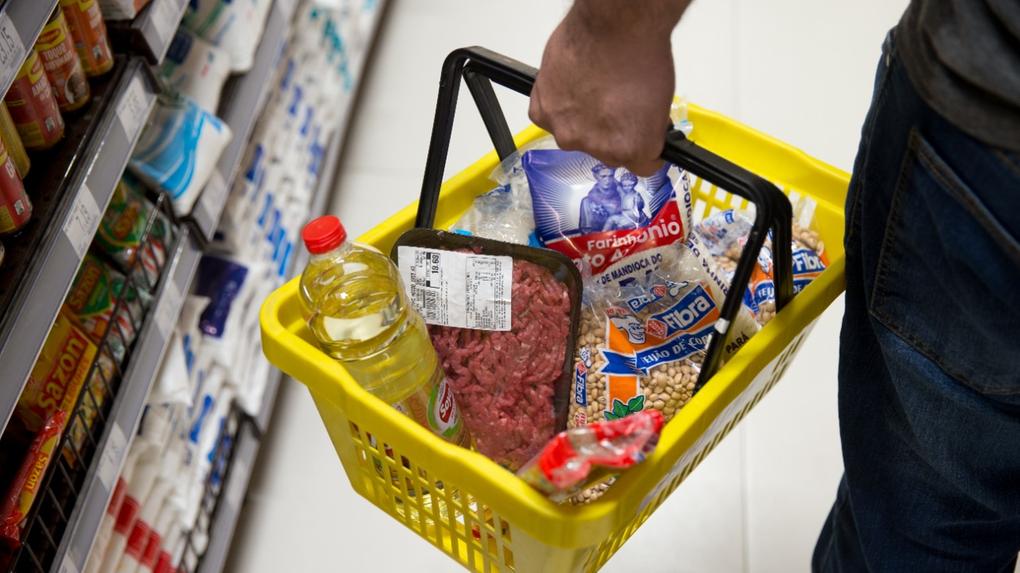 Alimentos em um cesta de supermercado