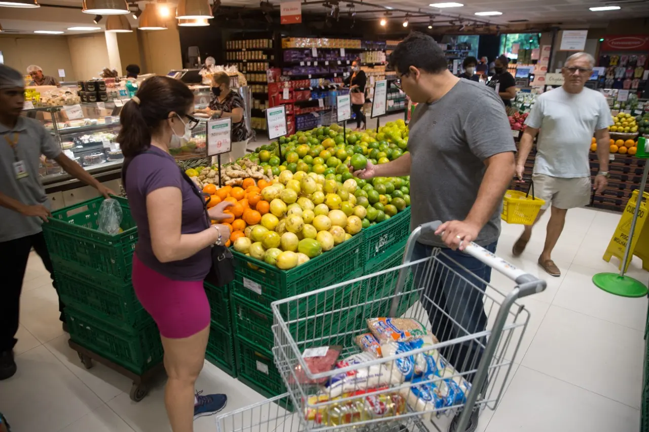 Pessoa fazendo feira