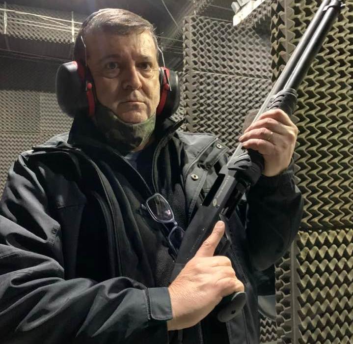 Marcos Granconato segurando arma em estande de tiro