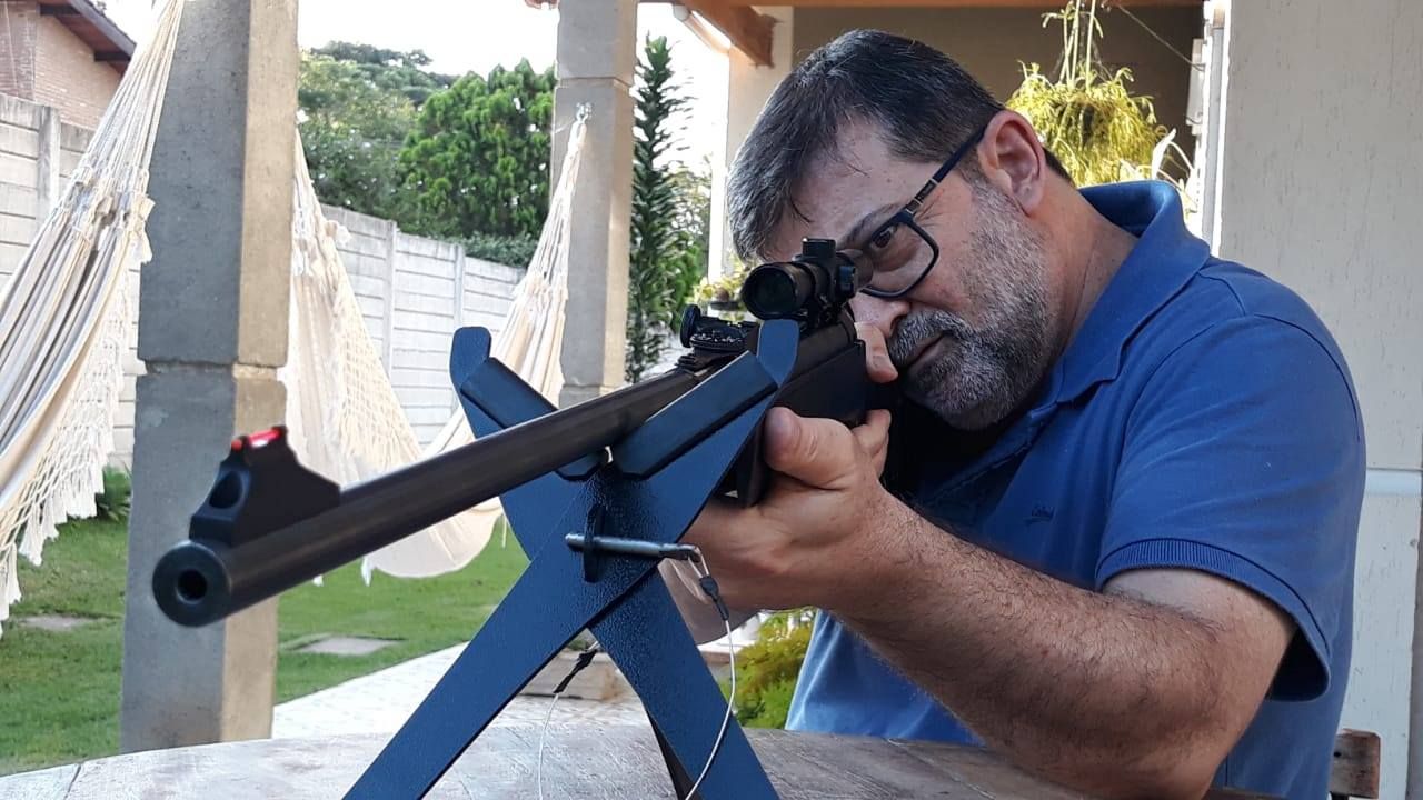 Marcos Granconato segurando uma arma
