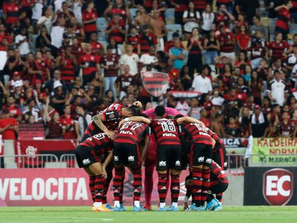 Elenco do Flamengo reunido no campo de jogo