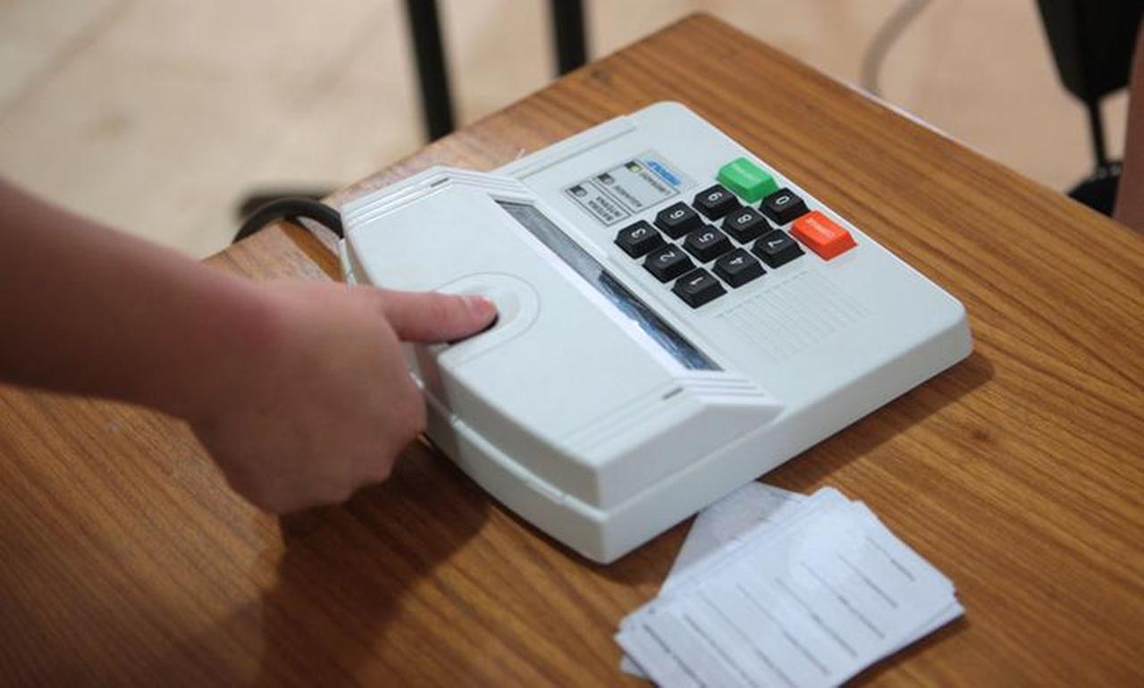 Máquina reconhecendo biometria de dedo durante eleições no Brasil