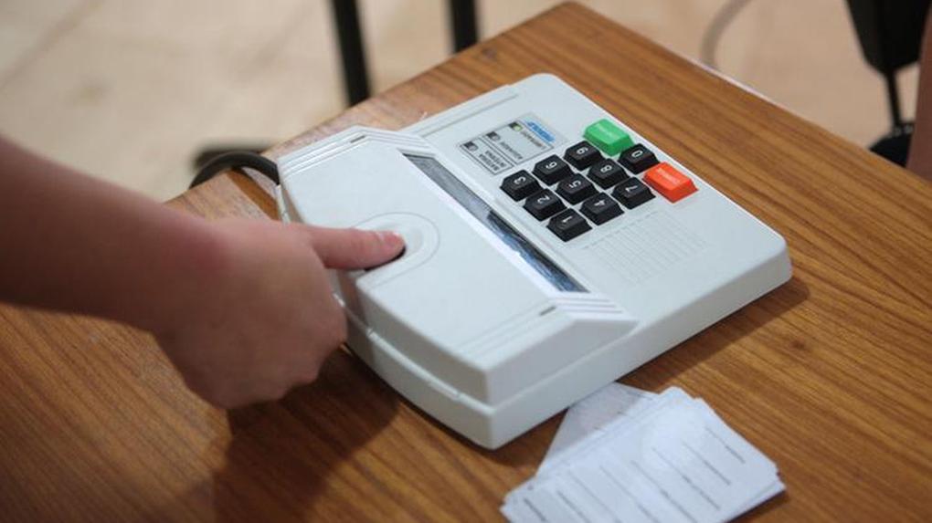 Máquina reconhecendo biometria de dedo durante eleições no Brasil