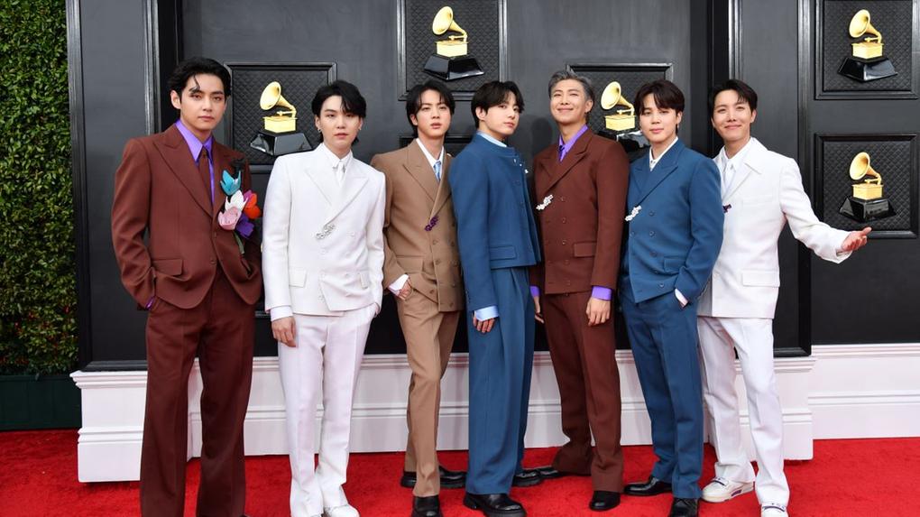 membros do BTS no tapete vermelho do Grammy 2022