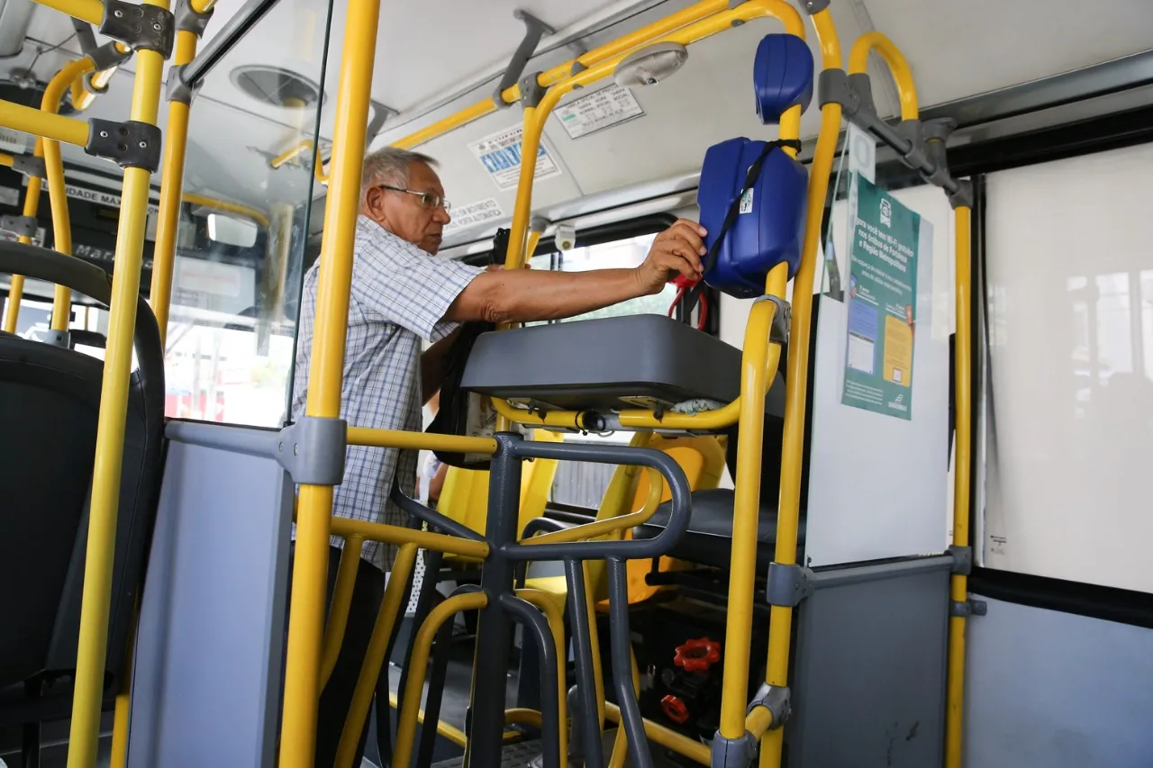 O direito a transporte público gratuito para idosos a partir de 65 anos é garantido pelo Estatuto do Idoso