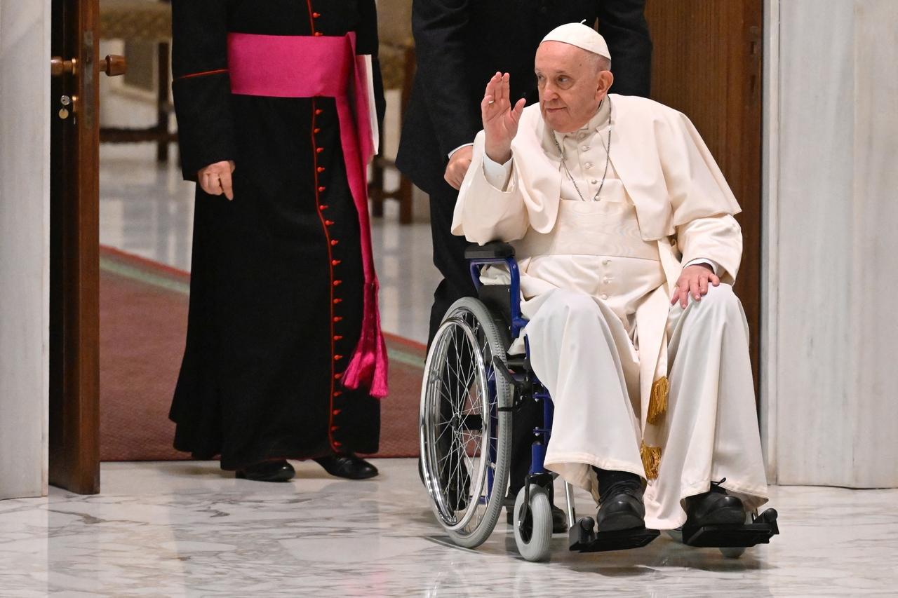 ‎O Papa Francisco chegou em cadeira de rodas durante a audiência à Assembleia Plenária da União Internacional dos Superiores Gerais