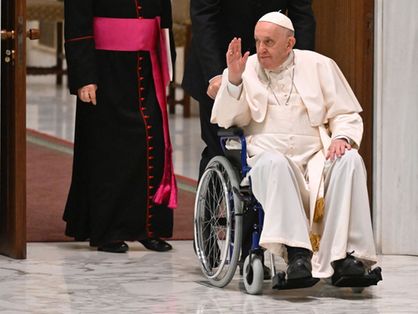 ‎O Papa Francisco chegou em cadeira de rodas durante a audiência à Assembleia Plenária da União Internacional dos Superiores Gerais