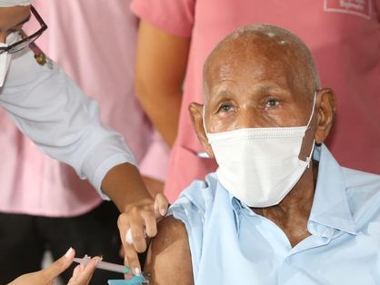 Idoso indígena de 106 anos é vacinado contra Covid-19 em abrigo de Fortaleza