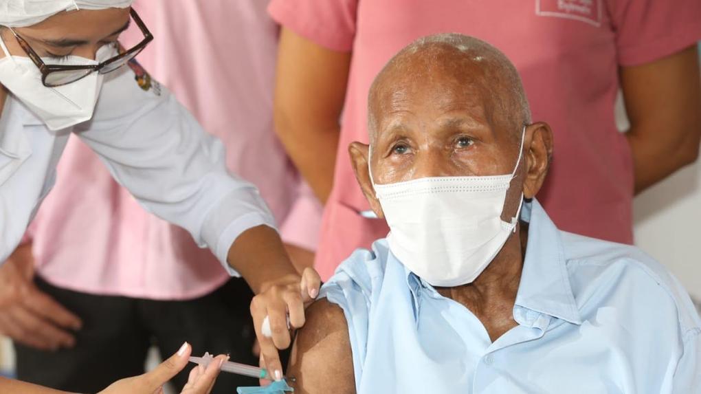 Idoso indígena de 106 anos é vacinado contra Covid-19 em abrigo de Fortaleza