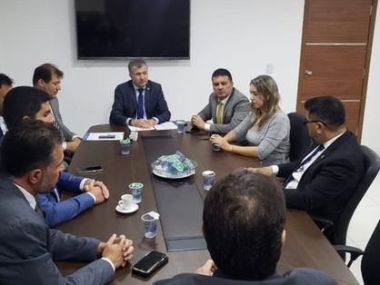 Vereadores reunidos em comissão especial formada para avaliar prestação de serviço da Enel em Fortaleza.