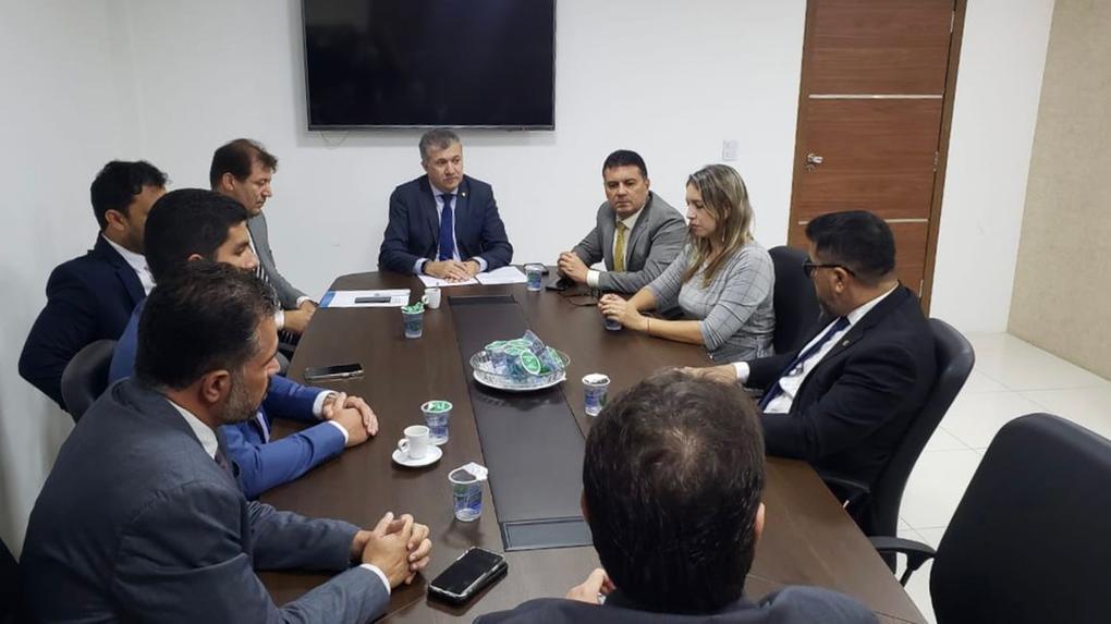 Vereadores reunidos em comissão especial formada para avaliar prestação de serviço da Enel em Fortaleza.