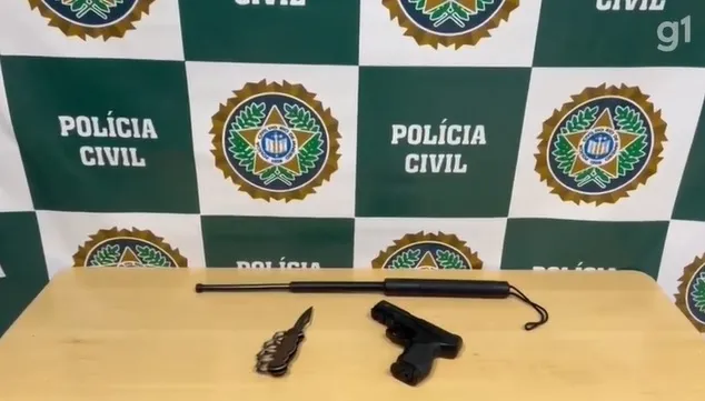 Na casa do suspeito, os policiais encontraram um bastão retrátil, um soco inglês e uma réplica de pistola