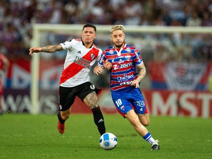 Lucas Crispim tentou conduzir bola, mas foi impedido por jogador do River Plate