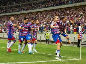 Jogadores do Fortaleza comemoram gol com a torcida