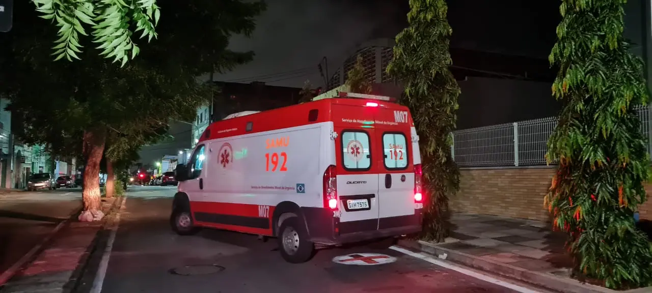 Ambulância do Samu na frente do Colégio Militar da Polícia, no Antônio Bezerra