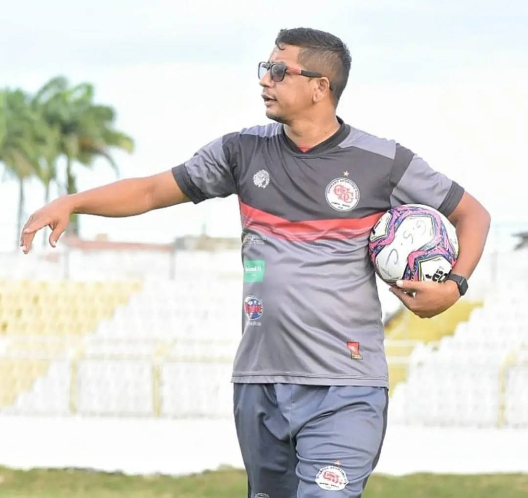 Wanderley com a bola na mão e camisa do Guarany
