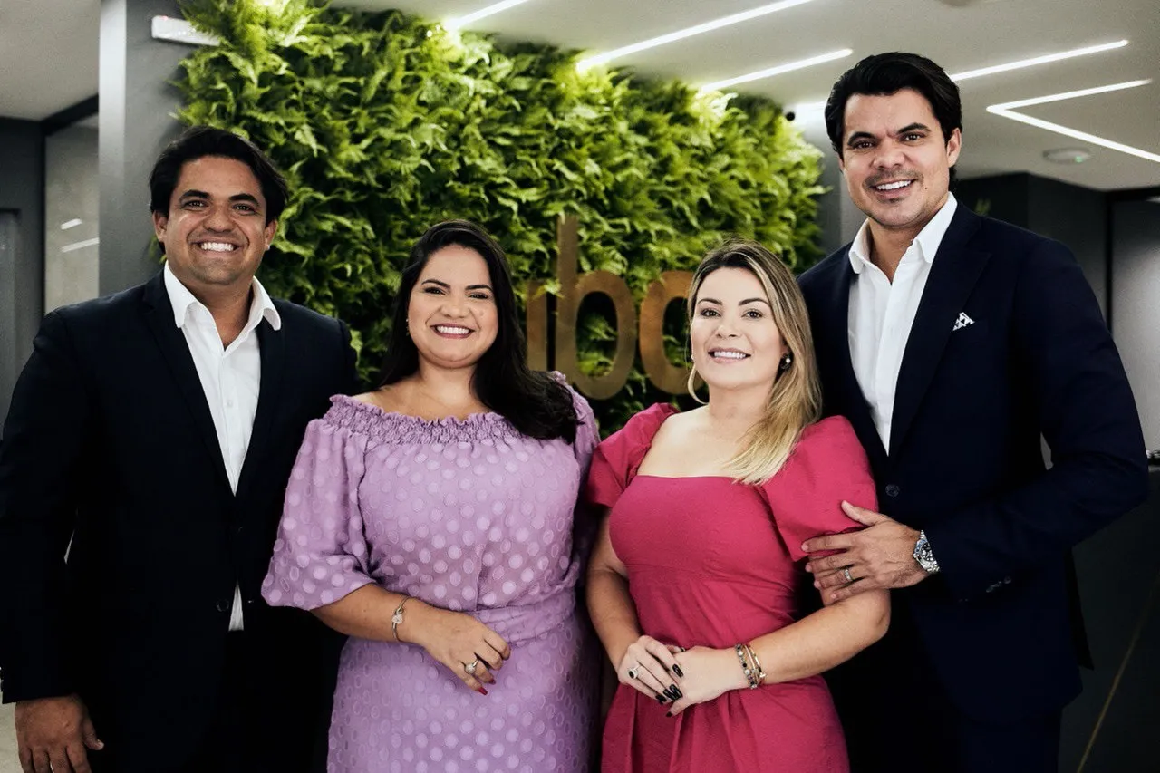 Thiago Lima e Niele Lima, da Braiscompany Fortaleza, ao lado de Antônio Neto Ais e Fabrícia Ais, fundadores da empresa