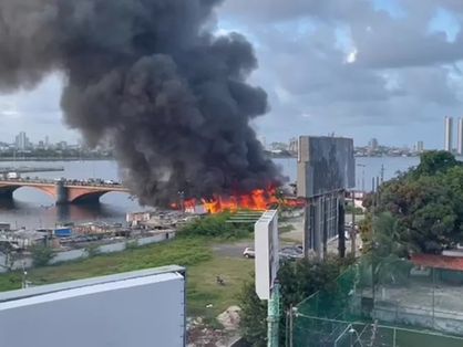 Incêndio atinge palafitas da comunidade Pina em Recife