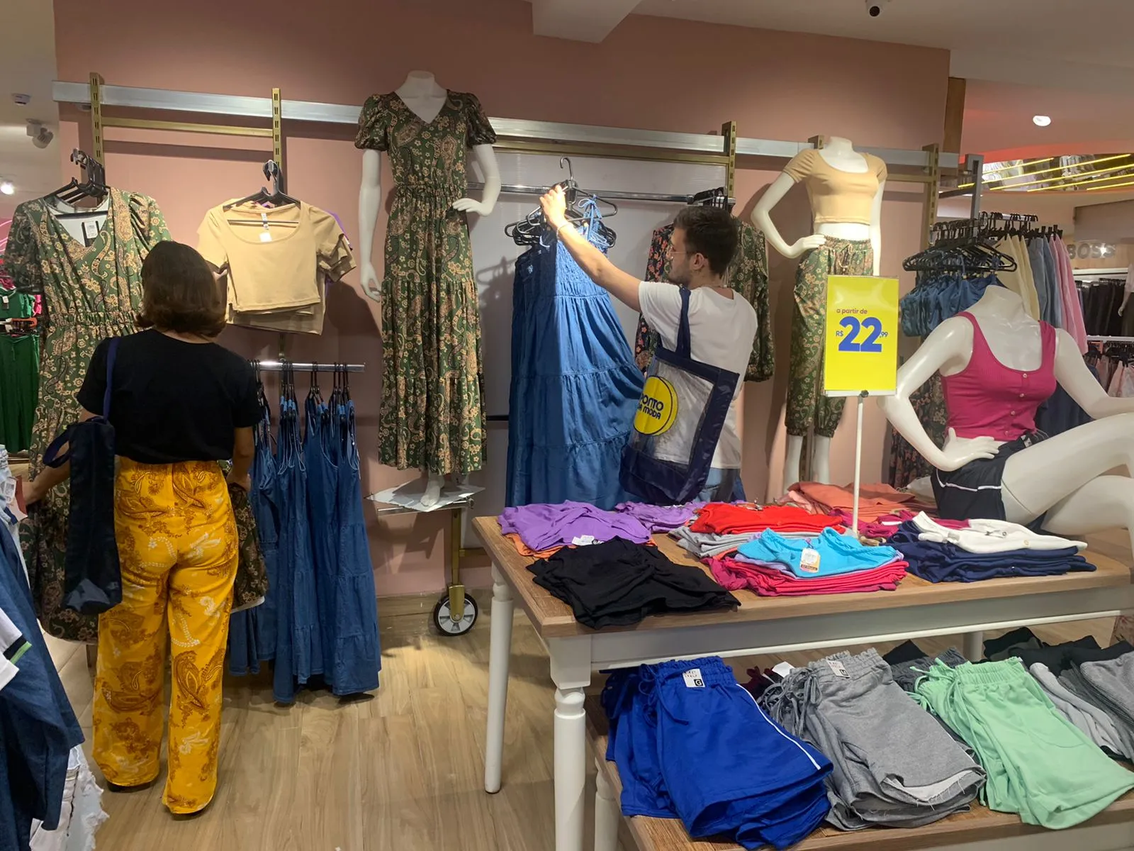 Estabelecimento vende roupas a preços acessíveis a partir de R$24,99