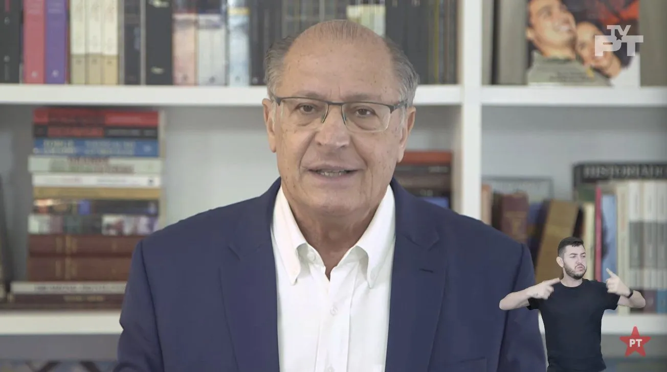 Geraldo Alckmin, com Covid-19, discursou de casa e as imagens exibidas em um telão