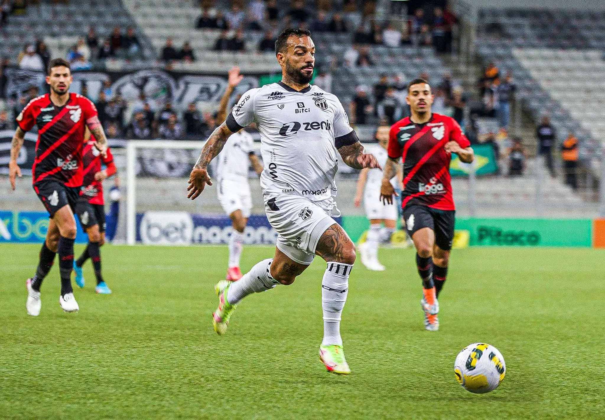 Michel Macedo com a bola dominada