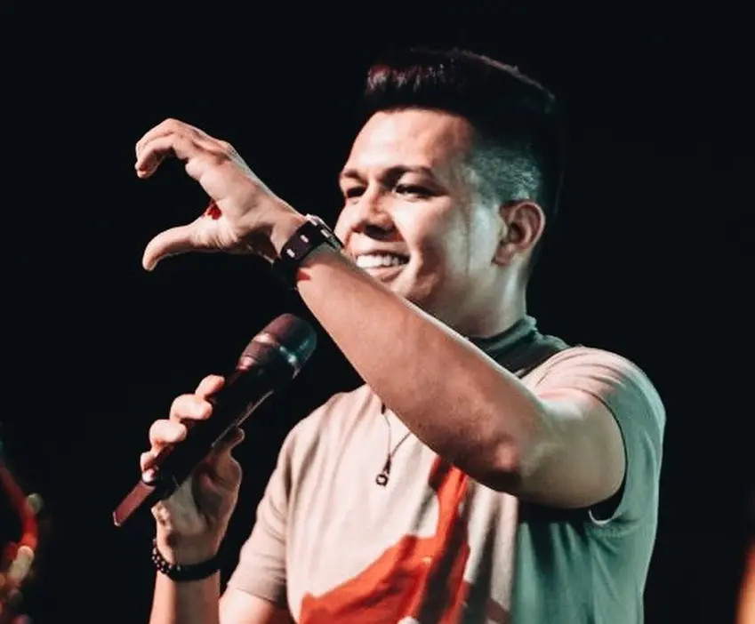 Vitor Fernandes cantou sucessos de grandes bandas de forró, como Calcinha Preta