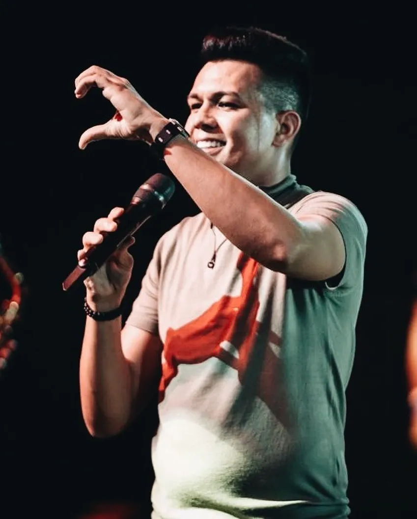 Vitor Fernandes cantou sucessos de grandes bandas de forró, como Calcinha Preta