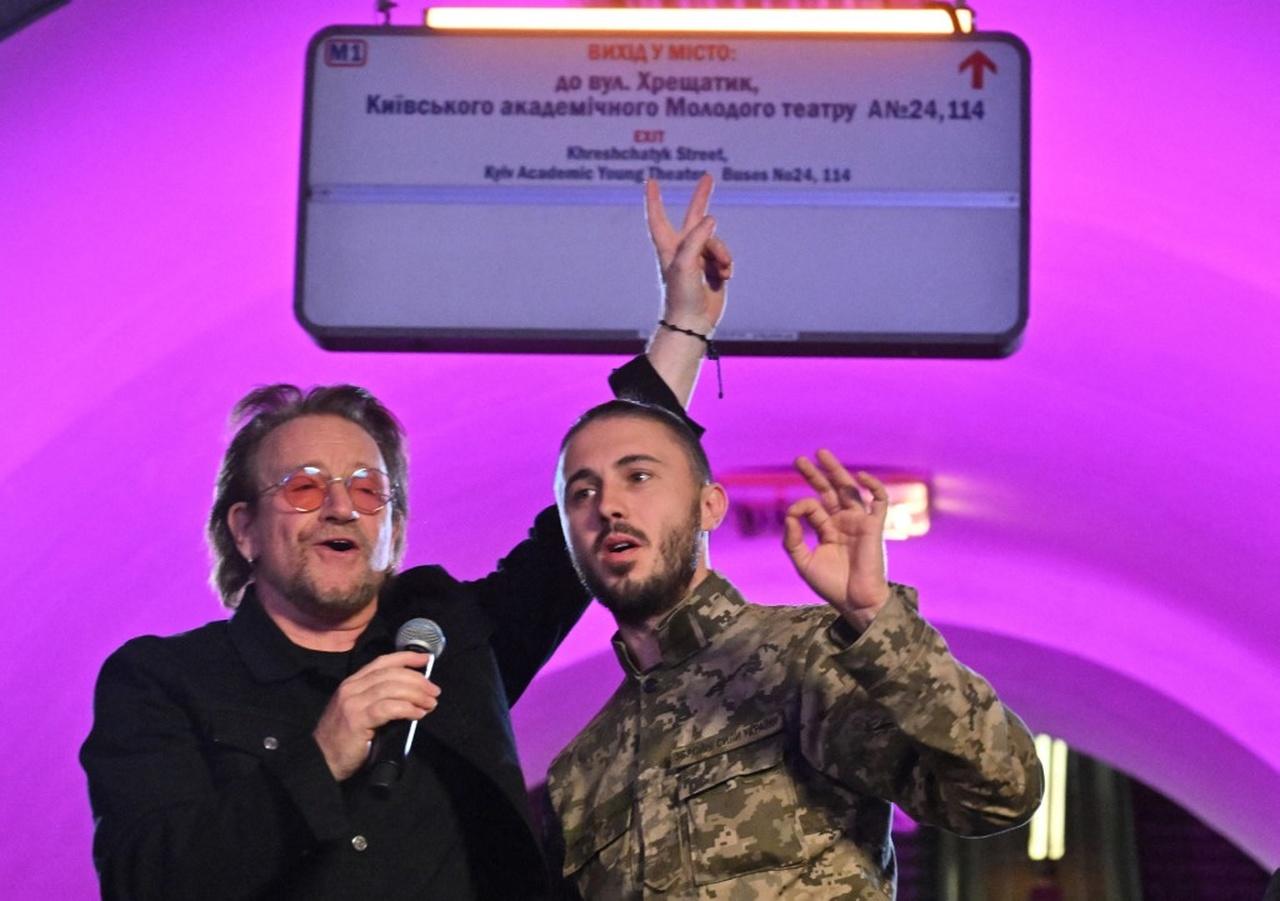Bono e soldado ucraniano