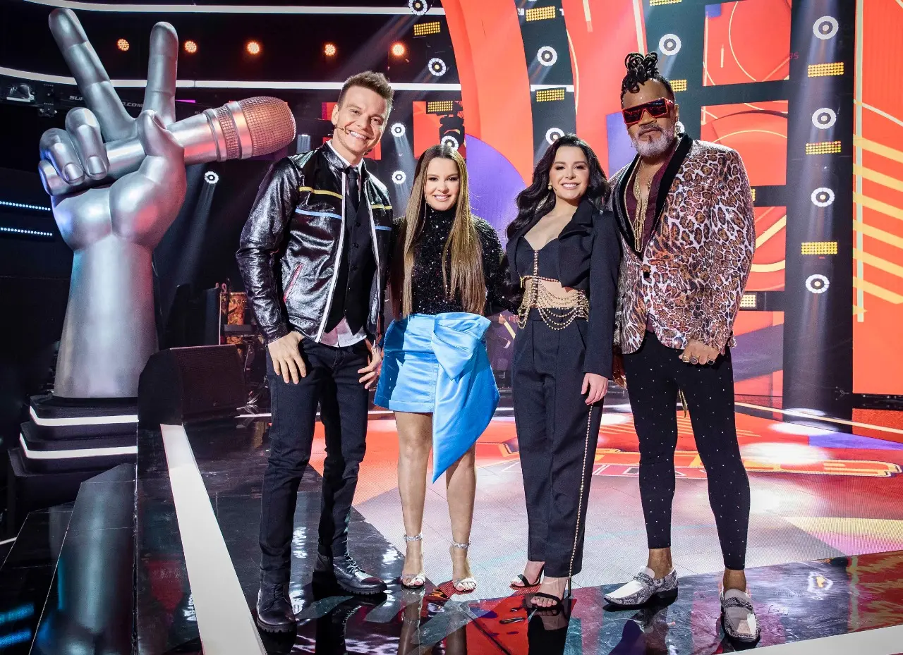 Michel Teló, Maiara & Maraísa e Carlinhos Brown no palco do The Voice Kids