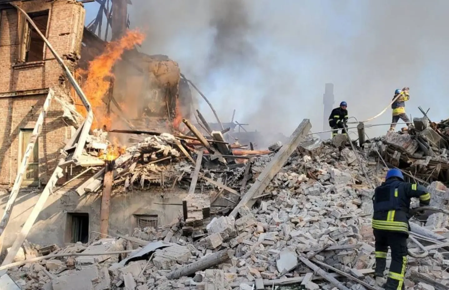 Destroços de escola bombardeada pela Rússia em Bilohorivka, na Ucrânia