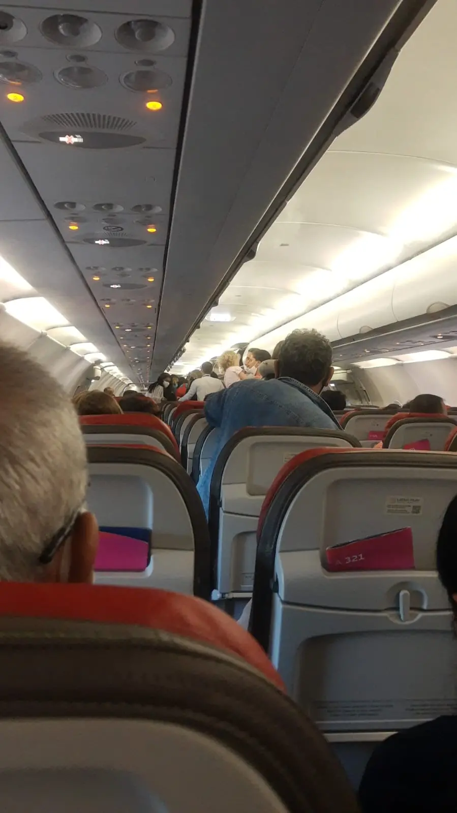 Avião da Latam passa por manutenção no Aeroporto de Fortaleza