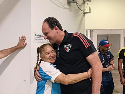 Rogério Ceni abraça Toinha