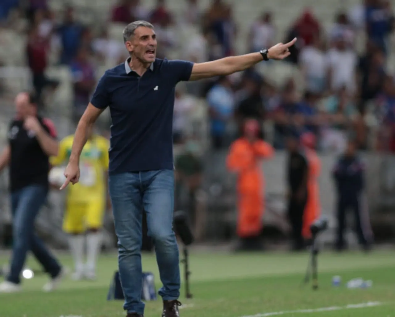 Vojvoda grita com atletas durante jogo