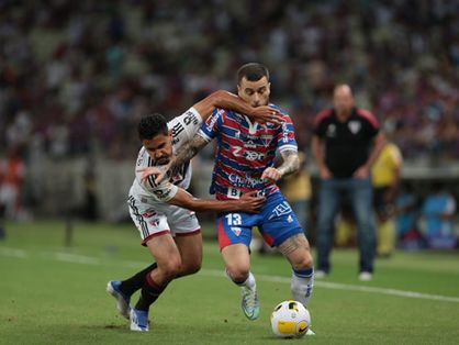 Atletas de Fortaleza e São Paulo disputam bola aérea