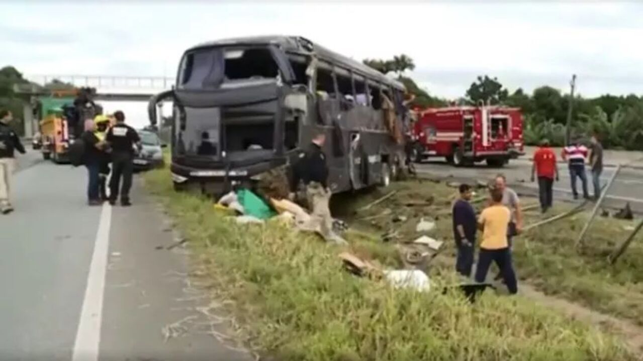 ônibus da dupla conrado e aleksandro caído na estrada