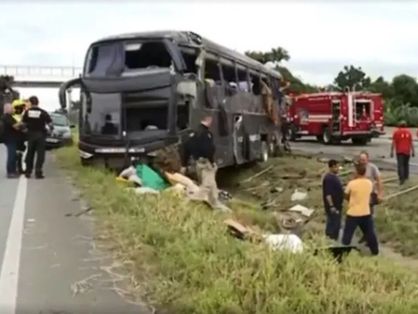 ônibus da dupla conrado e aleksandro caído na estrada