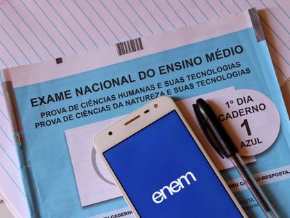 Aplicativo do ENEM na tela do smartphone e prova do ENEM