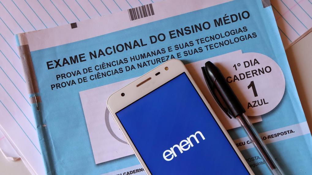 Aplicativo do ENEM na tela do smartphone e prova do ENEM