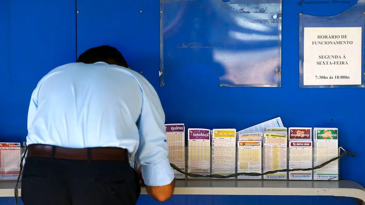 Homem marcando loteria