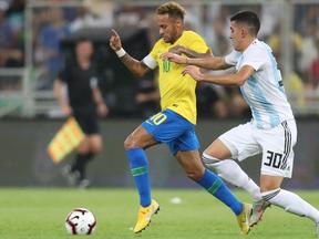 Atletas de Brasil e Argentina disputam bola durante jogo