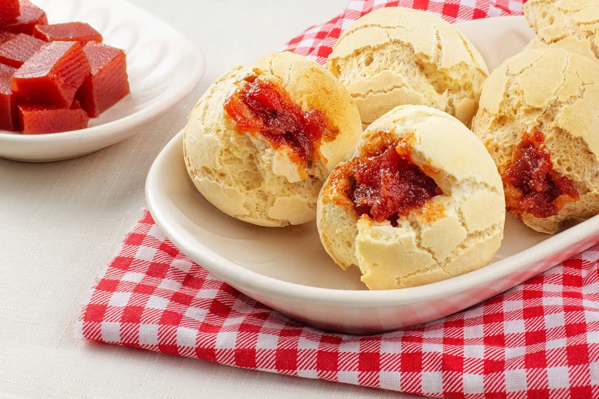 Pão de queijo com goiabada
