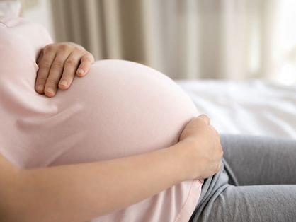 mulher grávida segurando barriga